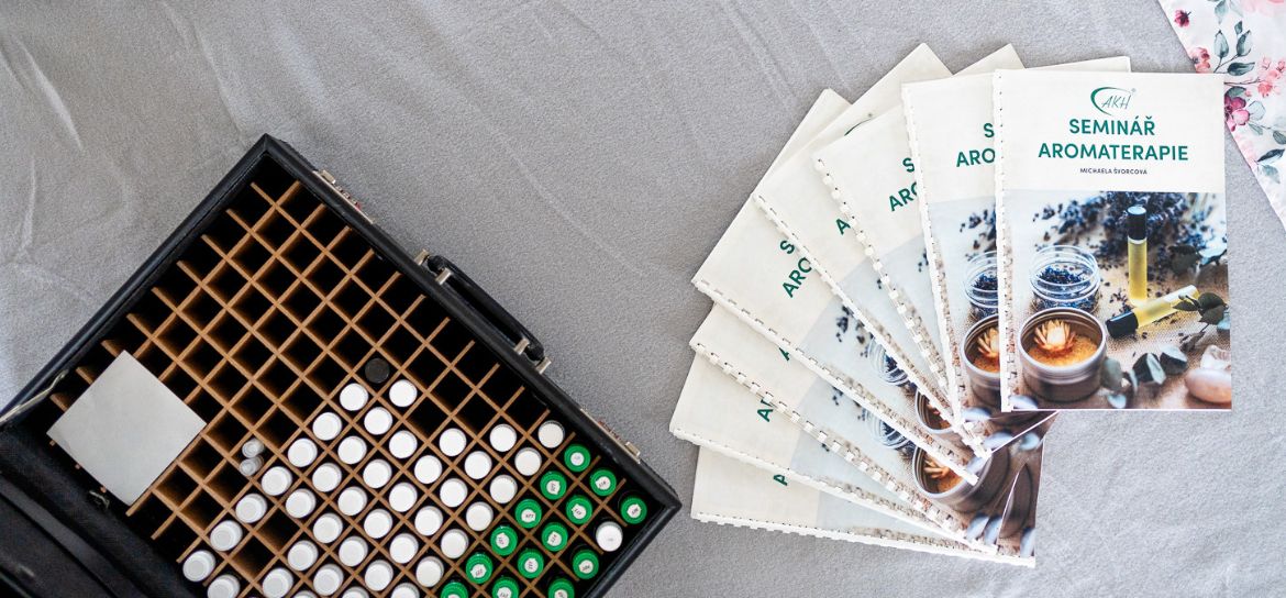 Kufřík s éterickými oleji a brožury semináře aromaterapie.