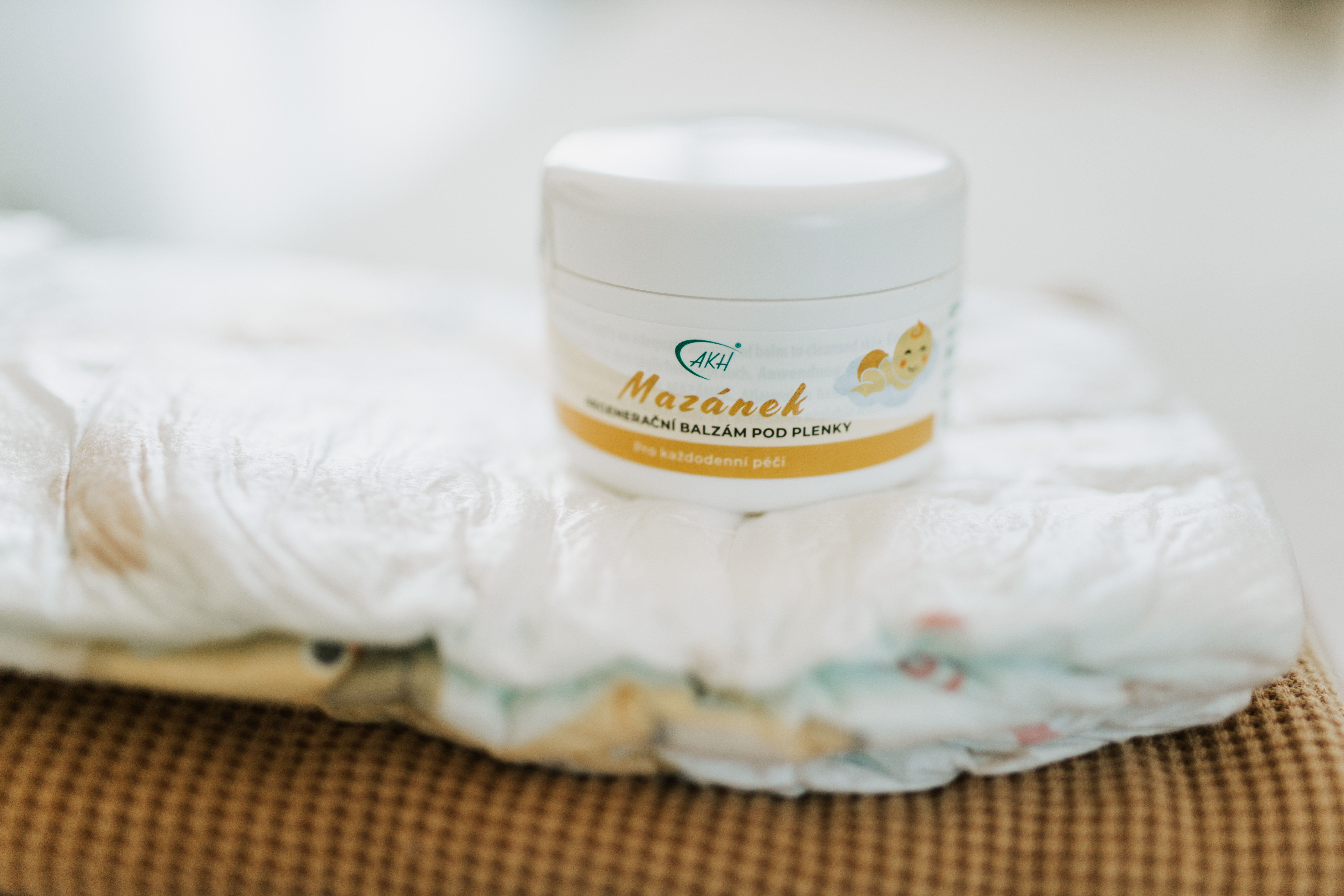 Eterické oleje stojící na stole.