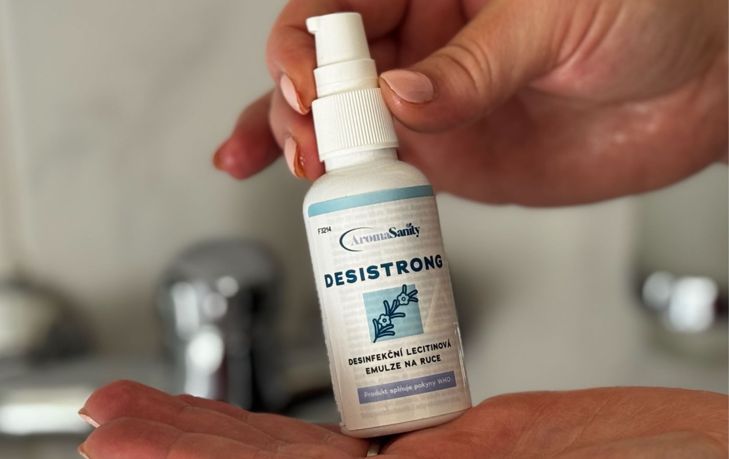 Produkt desistrong držený v rukách.