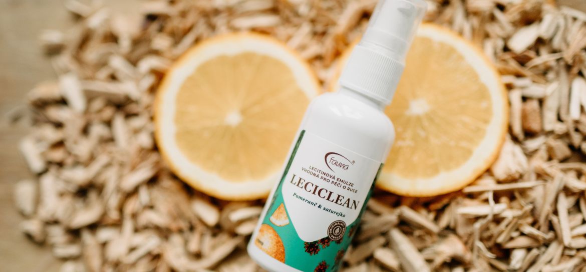 Produkt Leciclean ležící na plátků pomeranče a kůry.