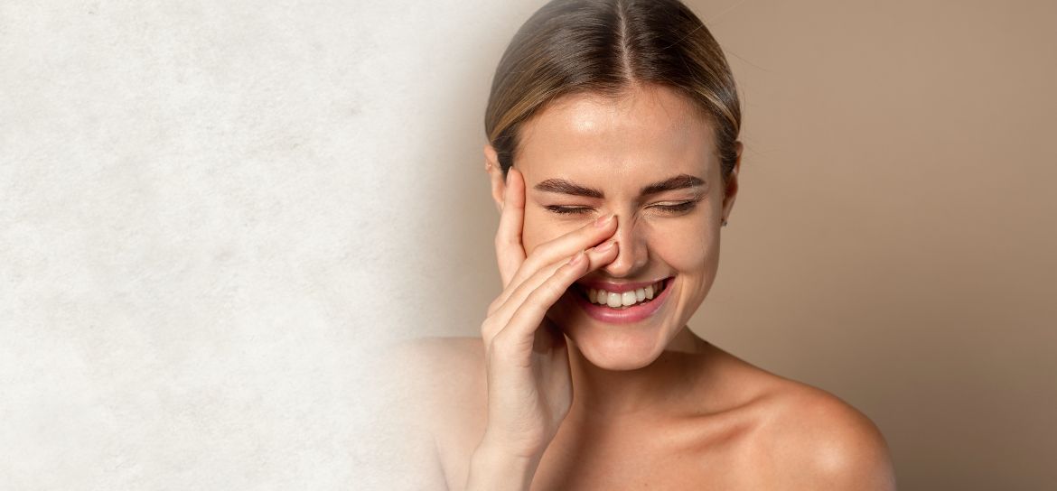 Žena ve věku 20 až 30 let, která se směje.