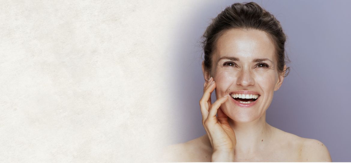 Žena ve věku 40 až 50 let, která se směje.
