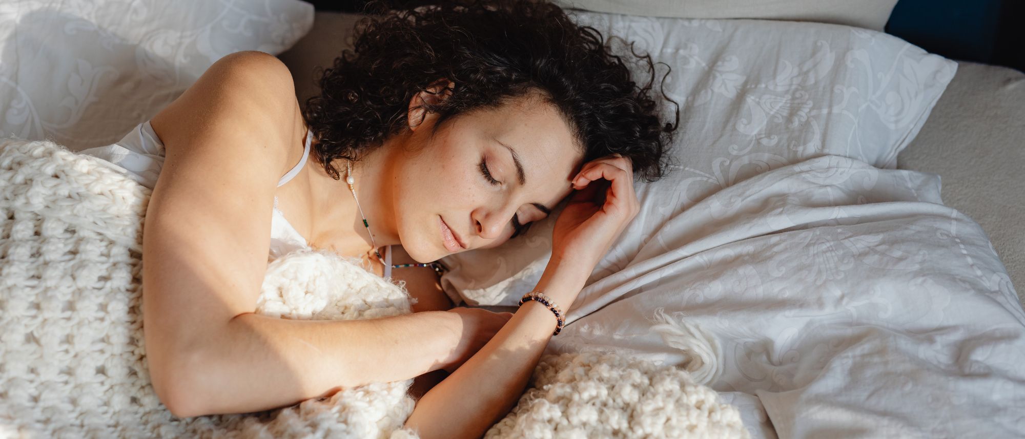 Spící žena v posteli.